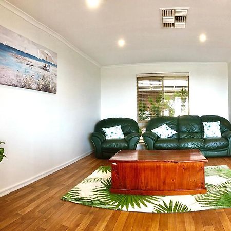 Beach House Opposite Ocean 4 Bed 2 Bathroom With Pool Geraldton Esterno foto