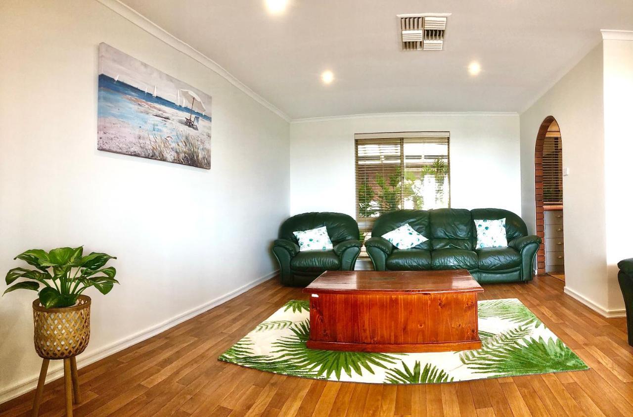 Beach House Opposite Ocean 4 Bed 2 Bathroom With Pool Geraldton Esterno foto