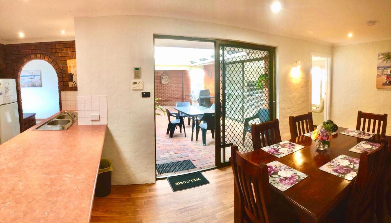 Beach House Opposite Ocean 4 Bed 2 Bathroom With Pool Geraldton Esterno foto